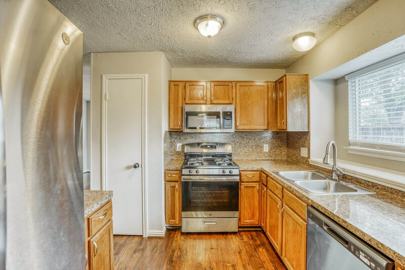 1,940/Mo, 2002 Hickory Glen Dr Missouri City, TX 77489 Kitchen View 2
