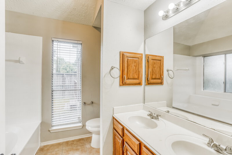 1,940/Mo, 2002 Hickory Glen Dr Missouri City, TX 77489 Main Bathroom View