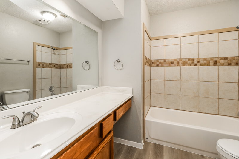 1,850/Mo, 16818 Swanmore Drive Humble, TX 77396 Main Bathroom View