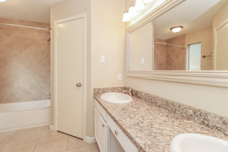 2,025/Mo, 7323 Echo Pines Dr Humble, TX 77346 Main Bathroom View