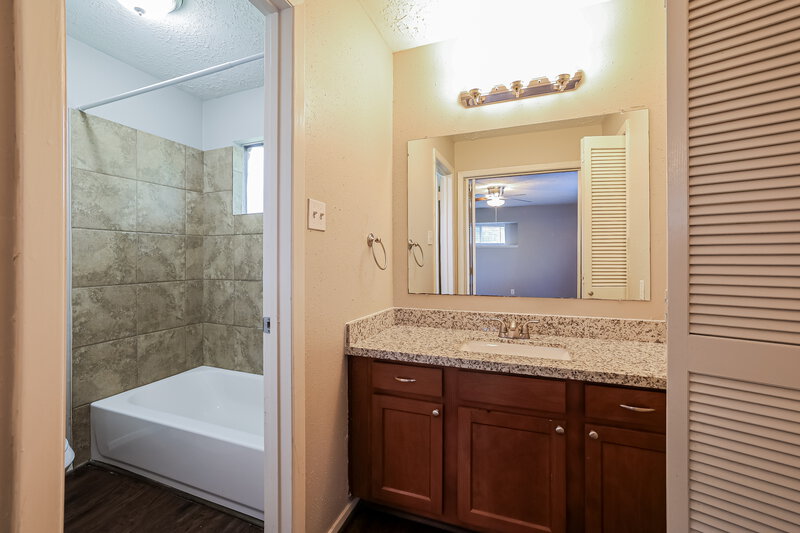 1,680/Mo, 7703 Leather Market St Houston, TX 77064 Main Bathroom View