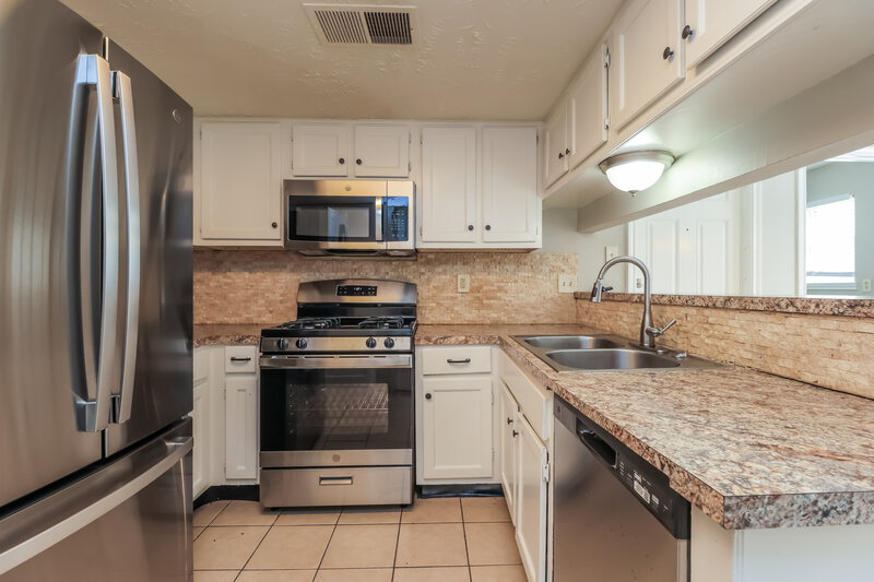 2,365/Mo, 19810 Misty Pines Dr Humble, TX 77346 Kitchen View 2