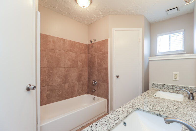 2,365/Mo, 19810 Misty Pines Dr Humble, TX 77346 Main Bathroom View