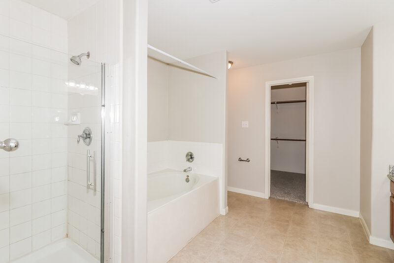 1,785/Mo, 12202 Greencanyon Dr Houston, TX 77044 Primary Bathroom View