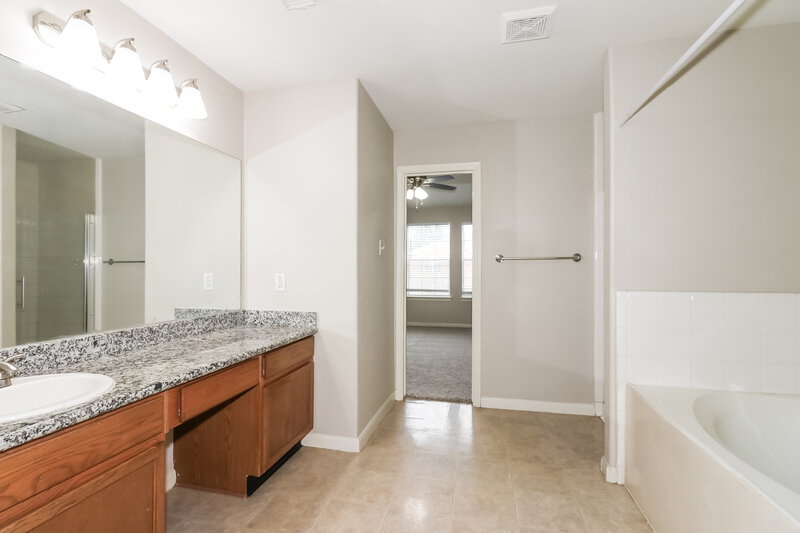 1,785/Mo, 12202 Greencanyon Dr Houston, TX 77044 Primary Bathroom View 2