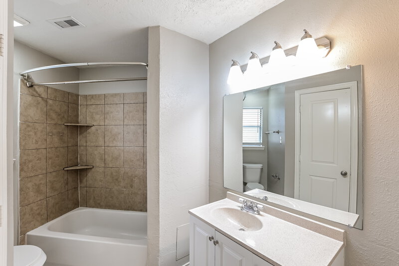 1,775/Mo, 17422 Lobo Trl Houston, TX 77084 Main Bathroom View