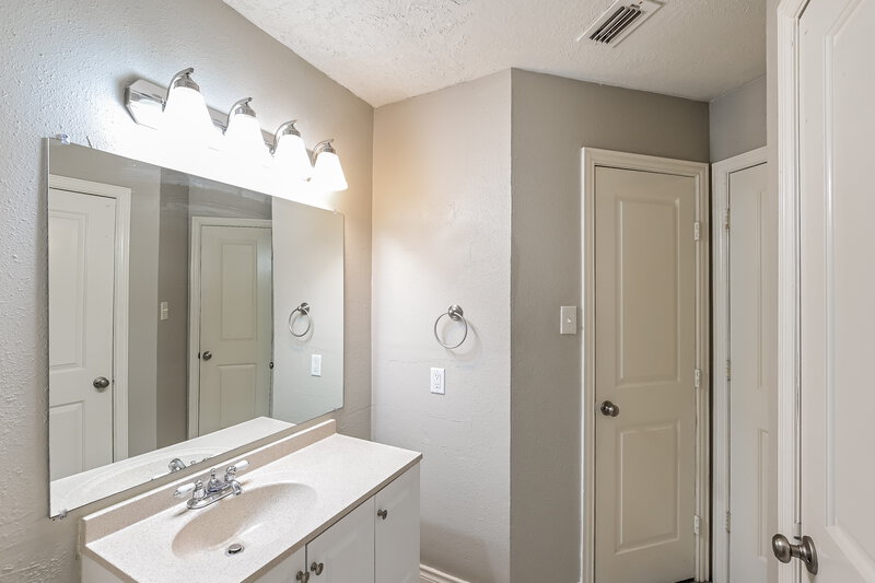 1,775/Mo, 17422 Lobo Trl Houston, TX 77084 Main Bathroom View 2