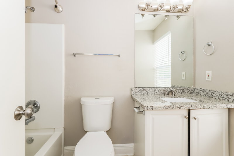 1,755/Mo, 9711 Farrell Dr Houston, TX 77070 Main Bathroom View