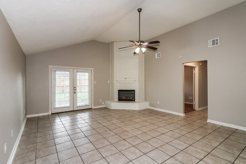 1,620/Mo, 15203 Beechnut St Houston, TX 77083 Living Room View