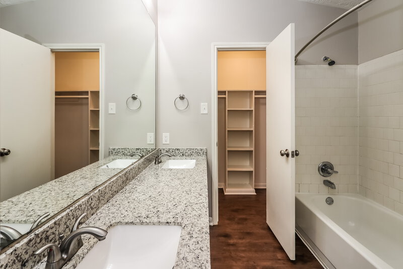 1,620/Mo, 15203 Beechnut St Houston, TX 77083 Main Bathroom View