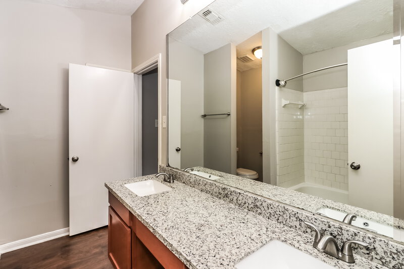 1,620/Mo, 15203 Beechnut St Houston, TX 77083 Bathroom View 2