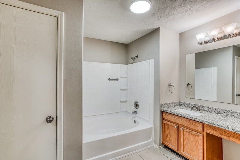 1,950/Mo, 4931 Winding View Ln Humble, TX 77346 Main Bathroom View