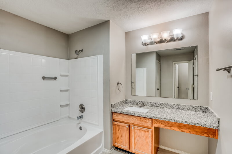 1,950/Mo, 4931 Winding View Ln Humble, TX 77346 Main Bathroom View 2