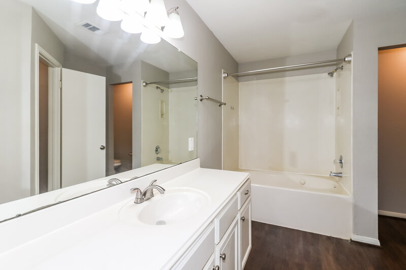 1,840/Mo, 12339 Westwold Dr Tomball, TX 77377 Main Bathroom View