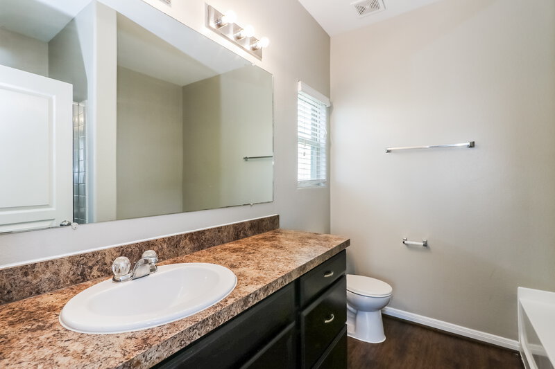 1,730/Mo, 10339 Dawson Hill Ln Houston, TX 77044 Main Bathroom View