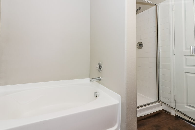 1,730/Mo, 10339 Dawson Hill Ln Houston, TX 77044 Main Bathroom View 2