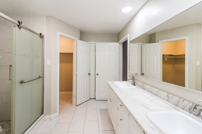 1,850/Mo, 17435 Chicory Dr Houston, TX 77084 Main Bathroom View
