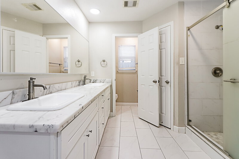 1,850/Mo, 17435 Chicory Dr Houston, TX 77084 Main Bathroom View 2