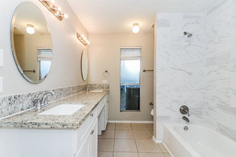 1,780/Mo, 11403 Milners Point Dr Houston, TX 77066 Main Bathroom View