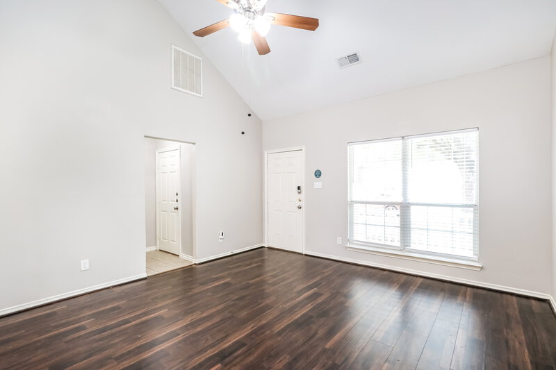 2,275/Mo, 10110 Berrybriar Ln Tomball, TX 77375 Family Room View 2
