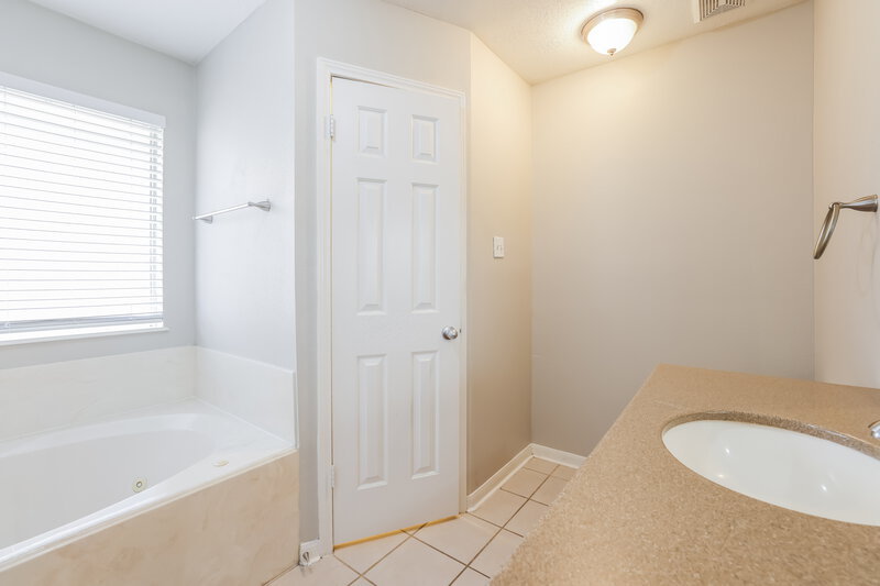1,915/Mo, 3030 Hummingbird Ln Humble, TX 77396 Main Bathroom View