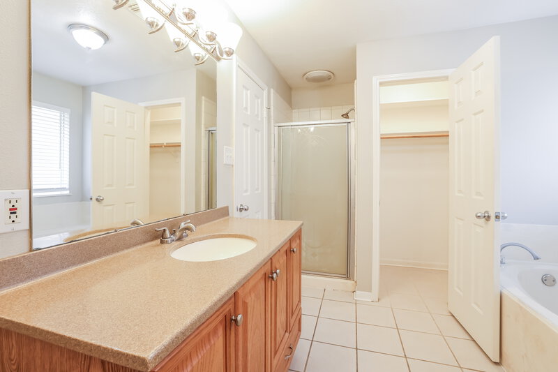 1,915/Mo, 3030 Hummingbird Ln Humble, TX 77396 Main Bathroom View 2