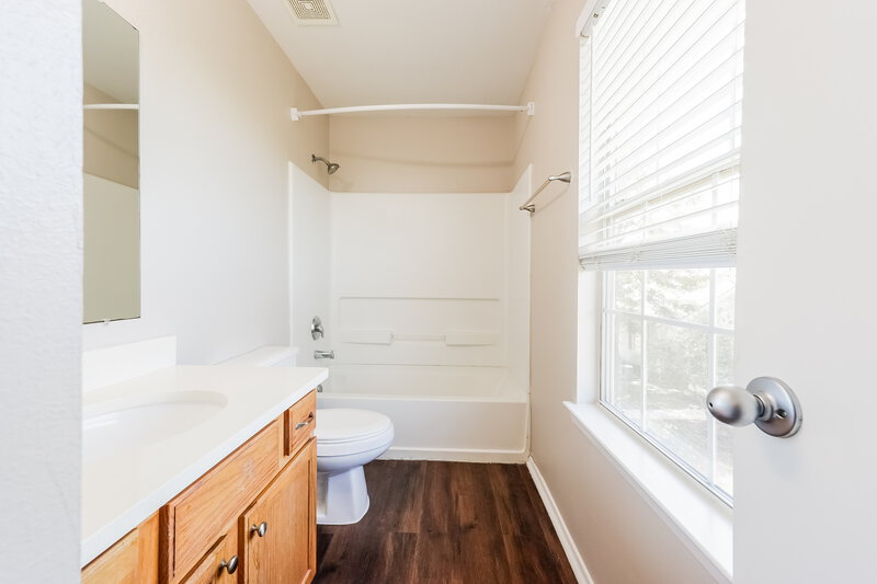 1,645/Mo, 1043 Verde Trails Dr Houston, TX 77073 Main Bathroom View