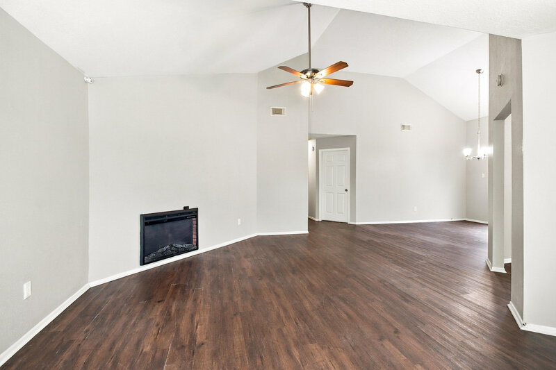 1,685/Mo, 10318 Bushy Creek Dr Houston, TX 77070 Living Room View