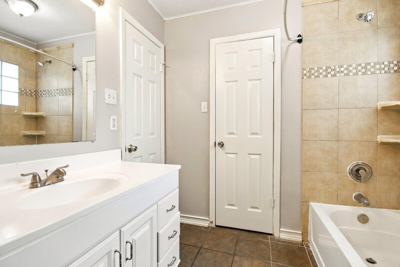 1,685/Mo, 10318 Bushy Creek Dr Houston, TX 77070 Primary Bathroom View