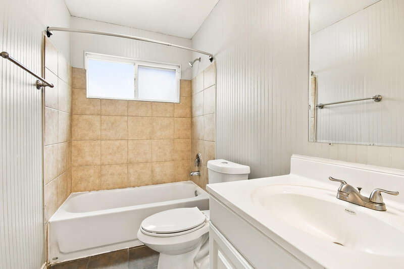 1,685/Mo, 10318 Bushy Creek Dr Houston, TX 77070 Bathroom View