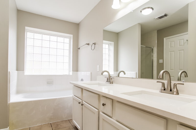 2,660/Mo, 19114 Timber Way Dr Humble, TX 77346 Main Bathroom View