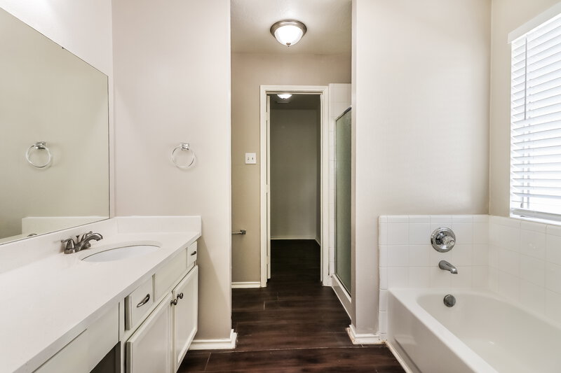0/Mo, 3219 Bent Brook Way Katy, TX 77449 Main Bathroom View