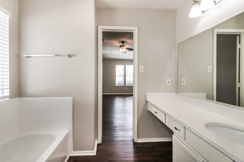0/Mo, 3219 Bent Brook Way Katy, TX 77449 Main Bathroom View 2