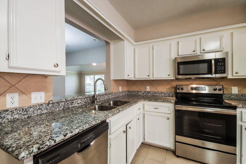 2,115/Mo, 5915 Culross Close Humble, TX 77346 Kitchen View 2