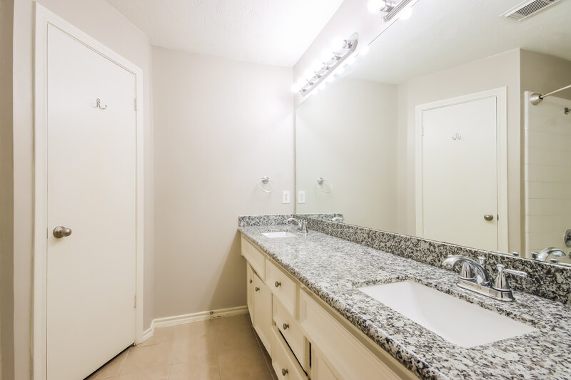 2,115/Mo, 5915 Culross Close Humble, TX 77346 Main Bathroom View