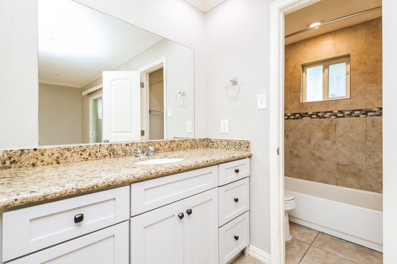 1,805/Mo, 10806 Clear Fork Dr Humble, TX 77396 Main Bathroom View