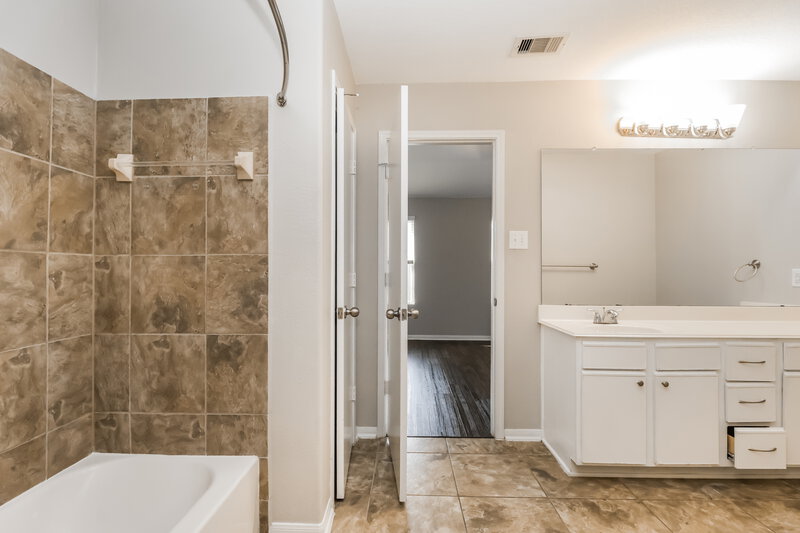 1,930/Mo, 9920 Hyacinth Way Conroe, TX 77385 Main Bathroom View