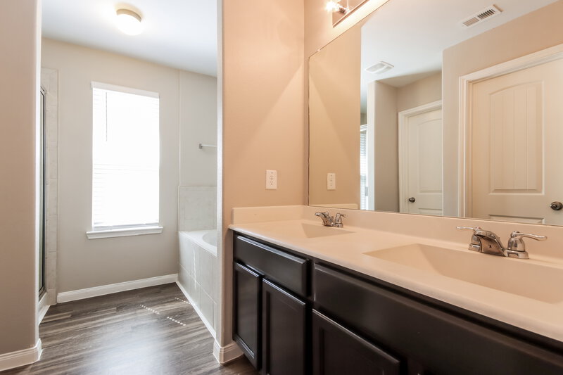 2,170/Mo, 5723 Flinders River Trail Katy, TX 77449 Main Bathroom View