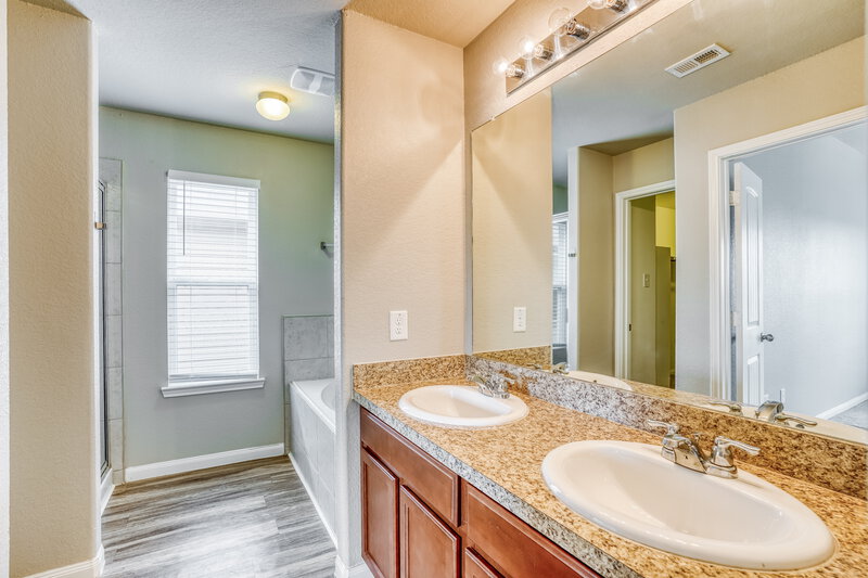 1,895/Mo, 18606 Cooper Ravine Way Katy, TX 77449 Main Bathroom View