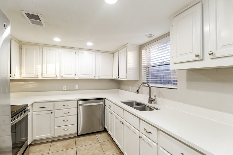 1,860/Mo, 9934 Glen Jay Ct Conroe, TX 77385 Kitchen View 2