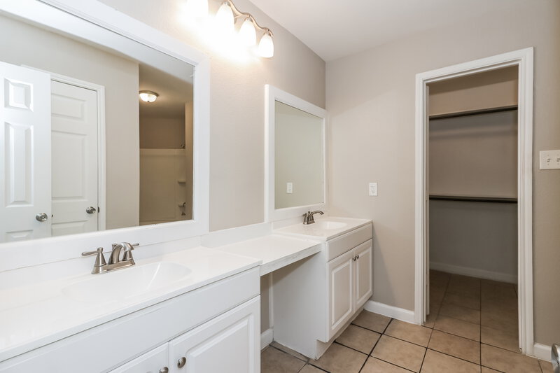 1,795/Mo, 2631 Dawn Star Dr Missouri City, TX 77489 Main Bathroom View