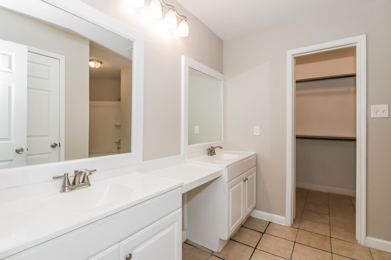 2,520/Mo, 2631 Dawn Star Dr Missouri City, TX 77489 Main Bathroom View