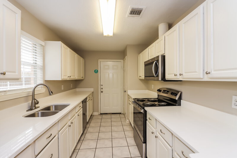 1,995/Mo, 13915 Peatwood Rd Houston, TX 77038 Kitchen View 2