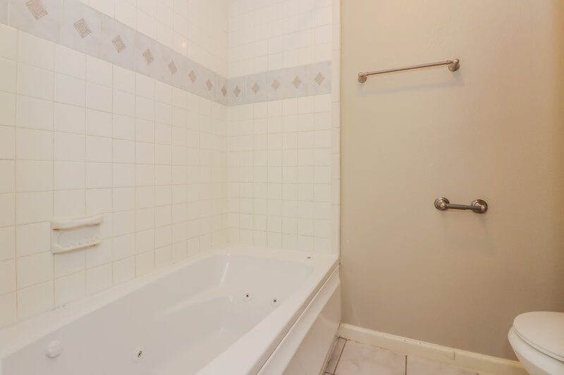 1,995/Mo, 13915 Peatwood Rd Houston, TX 77038 Main Bathroom View