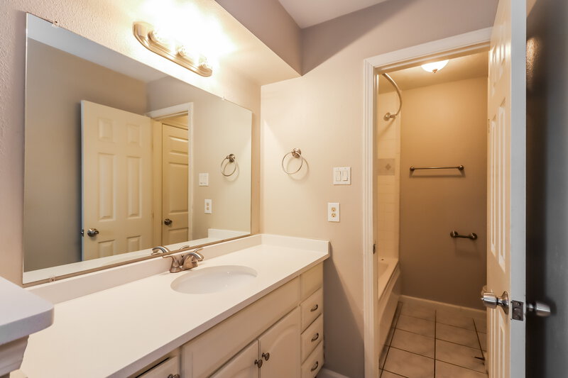 1,995/Mo, 13915 Peatwood Rd Houston, TX 77038 Main Bathroom View 2