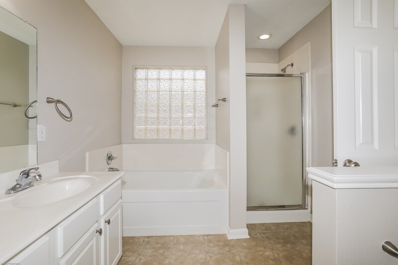 2,055/Mo, 19807 Hollington Dr Tomball, TX 77375 Main Bathroom View