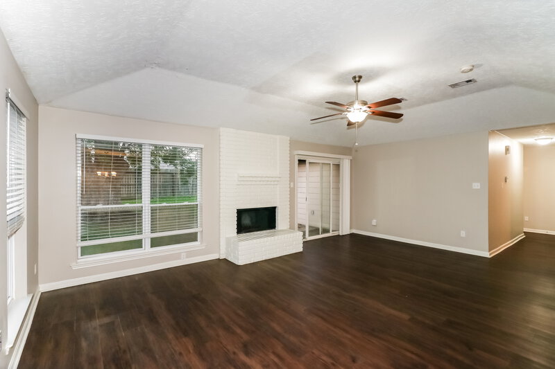 2,315/Mo, 2810 Forest Hills Drive League City, TX 77573 Living Room View 2