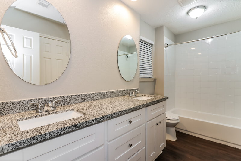 2,315/Mo, 2810 Forest Hills Drive League City, TX 77573 Main Bathroom View