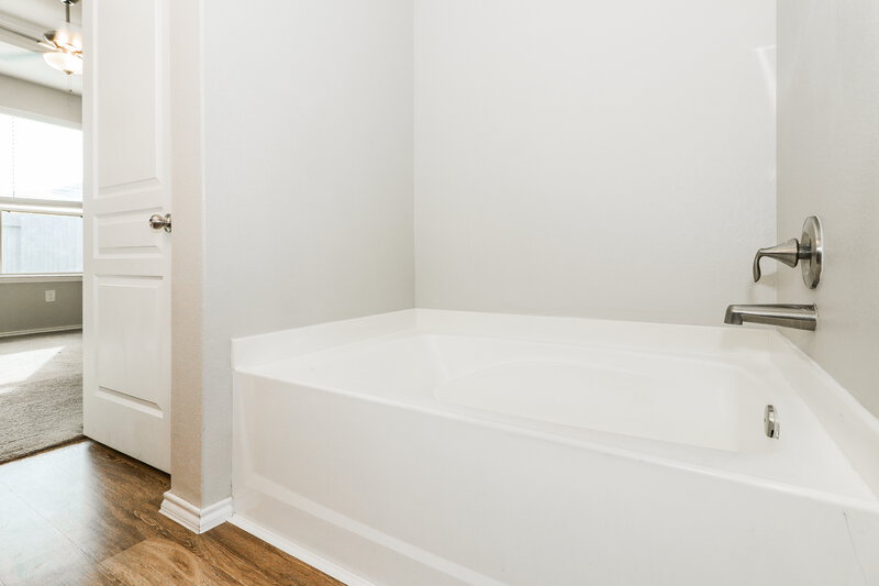 1,895/Mo, 14715 Sierra Garden Drive Houston, TX 77069 Main Bathroom View