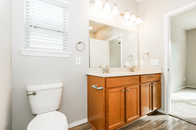 1,895/Mo, 14715 Sierra Garden Drive Houston, TX 77069 Main Bathroom View 2